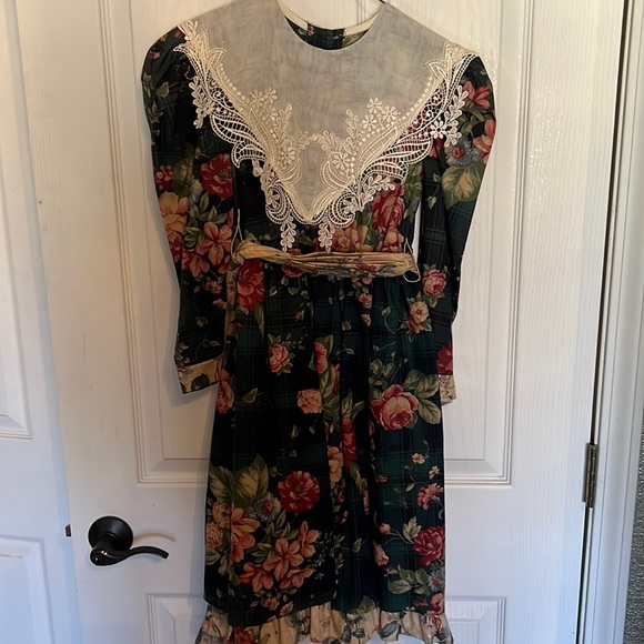 Jinelle Other - Jinelle girls vintage holiday dress . Lace collar ruffle sash sz8